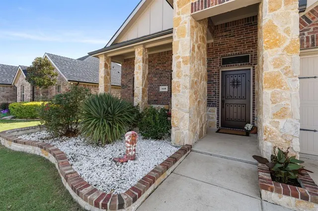 $324,900 | 548 Clearlake Drive, Waxahachie, TX 75165