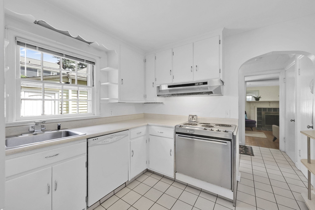 121 Benz Street Springfield, MA 01118 - Photo 19 of 40