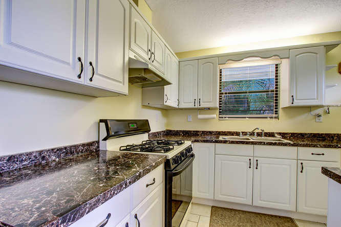 9481 154th Road North Jupiter, FL 33478 - Photo 26 of 32 Guest house kitchen