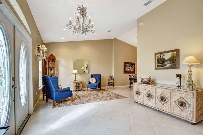 9481 154th Road North Jupiter, FL 33478 - Photo 4 of 32 Living Room