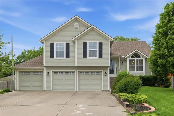 $360,000 | 12411 Live Oak Circle, Peculiar, MO 64078