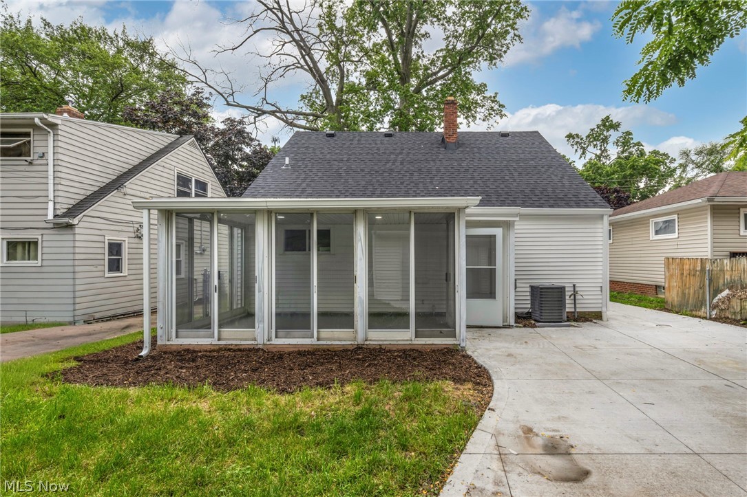 23928 Knickerbocker Road Bay Village, OH 44140 - Photo 4 of 39