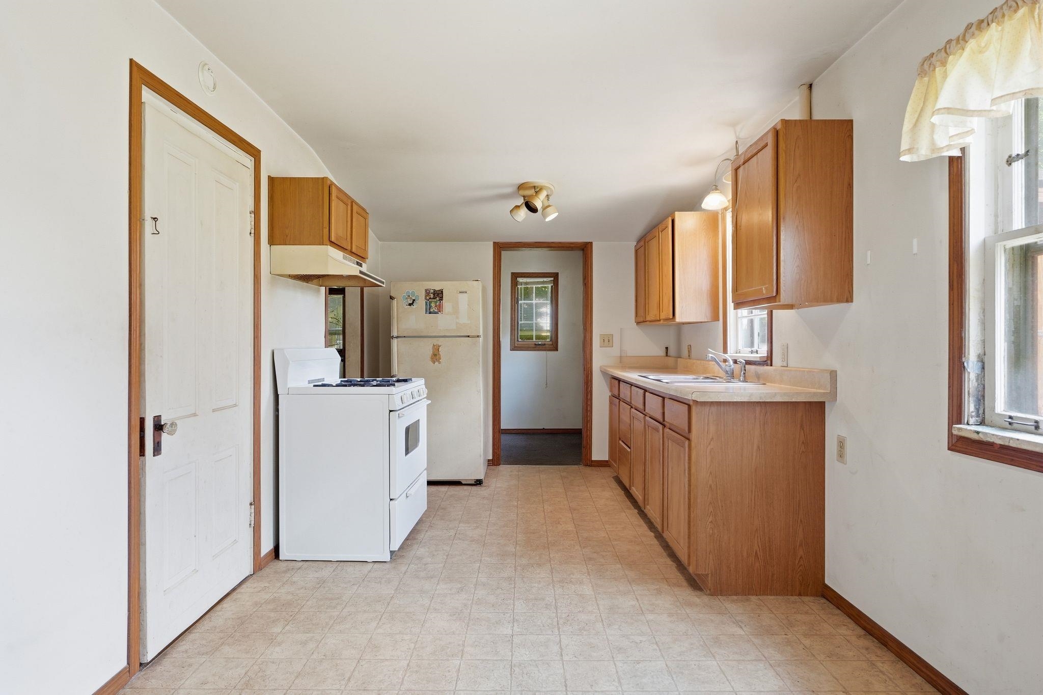 119 Rethke Avenue Madison, WI 53714 - Photo 8 of 36