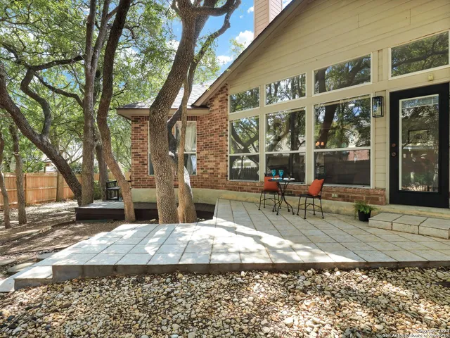 a view of a house with backyard