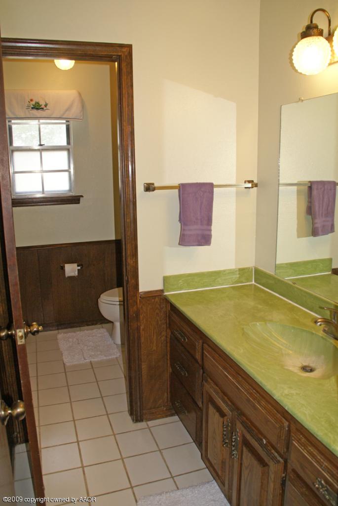 201 East Plantation Road Amarillo, TX 79118 - Photo 10 of 12 a bathroom with a sink a toilet and mirror