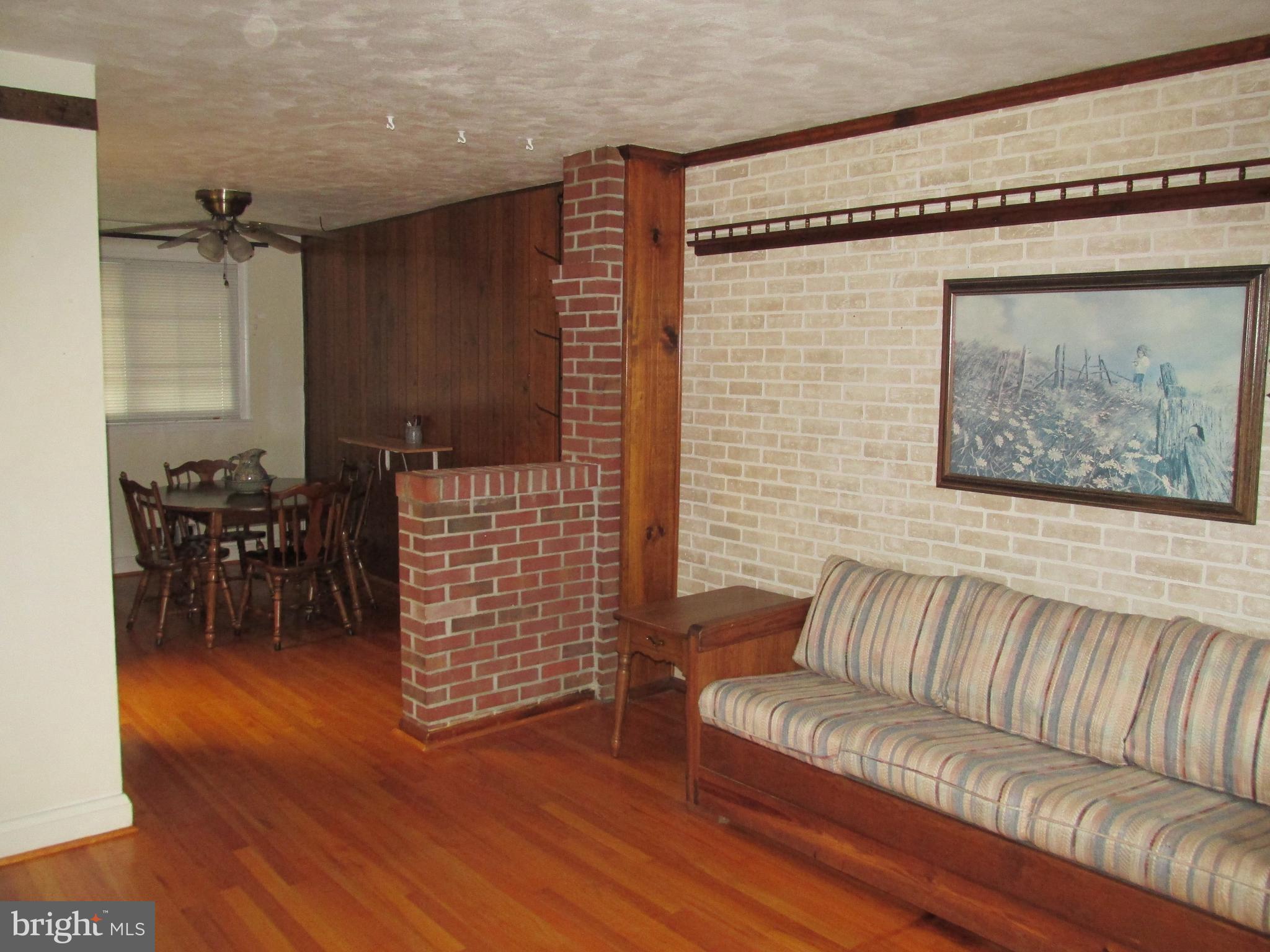 2331 Searles Road Baltimore, MD 21222 - Photo 4 of 30 Living room