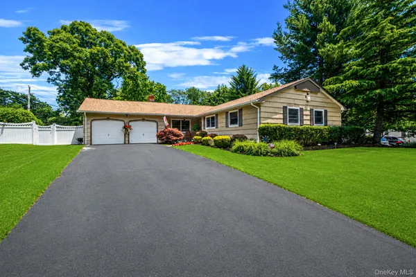 $899,000 | 7 Carrie Court, Smithtown, NY 11787
