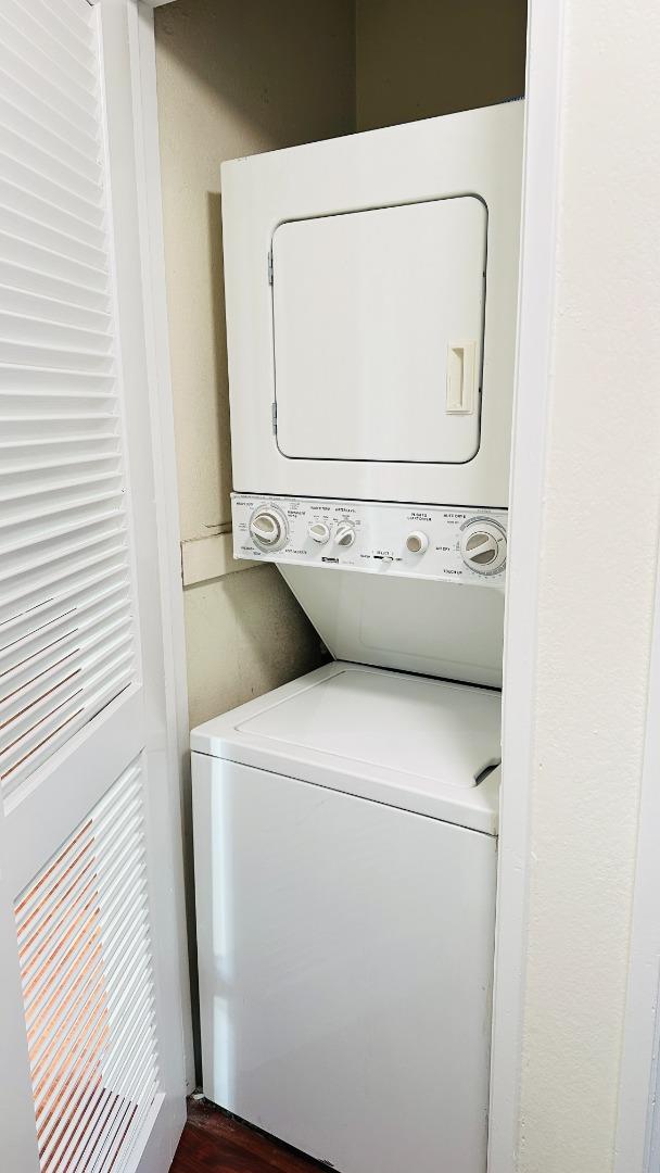 274 Stonegate Circle San Jose, CA 95110 - Photo 14 of 20 a utility room with dryer and washer
