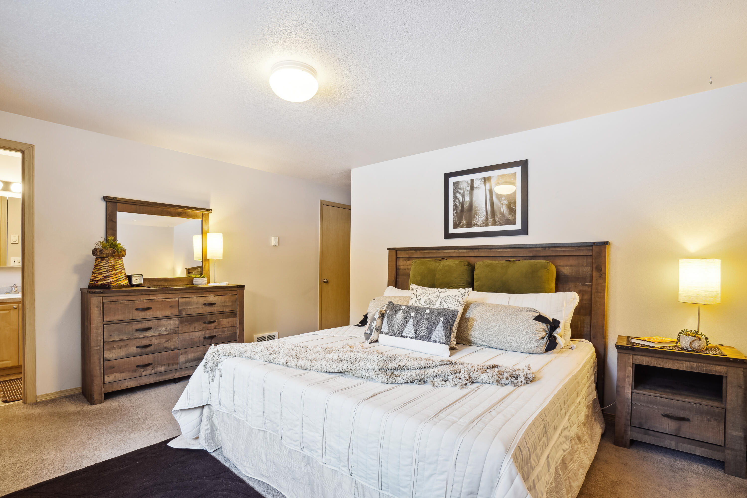 14704 Bluegrass Loop Sisters, OR 97759 - Photo 22 of 38 main_level-bedroom-dsc4314