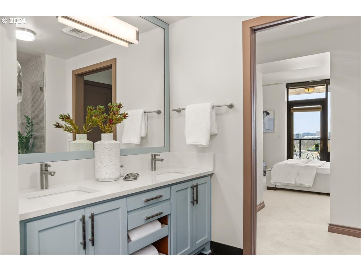 2454 Northwest Westover Road, Unit 5205 Portland, OR 97210 - Photo 22 of 33 a en suite bathroom with a sink and mirror