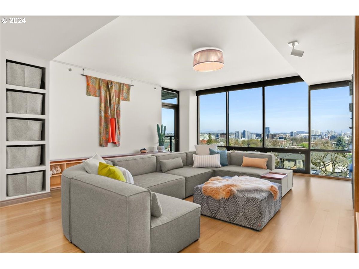 2454 Northwest Westover Road, Unit 5205 Portland, OR 97210 - Photo 7 of 33 a living room with furniture and a large window