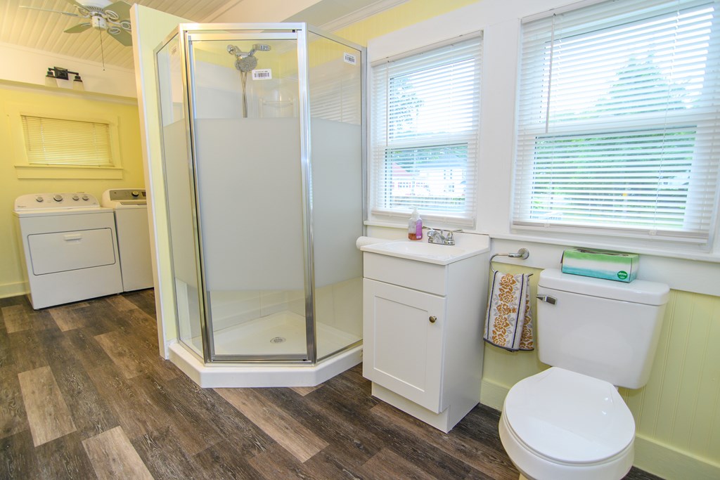 23482 Saxis Road Sanford, VA 23426 - Photo 8 of 37 Bath/Laundry Room