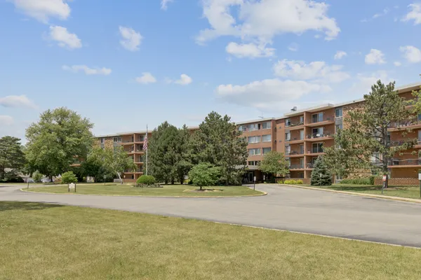 $180,000 | 16 East Old Willow Road, Unit 202S, Prospect Heights, IL 60070