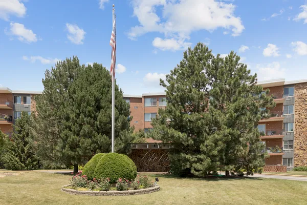 $180,000 | 16 East Old Willow Road, Unit 202S, Prospect Heights, IL 60070