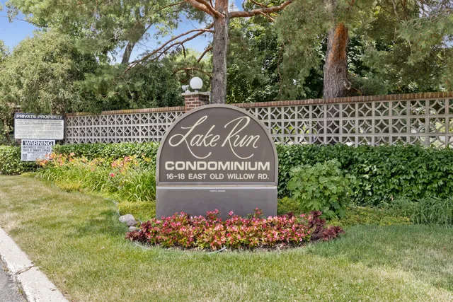 a sign on the side of the wall