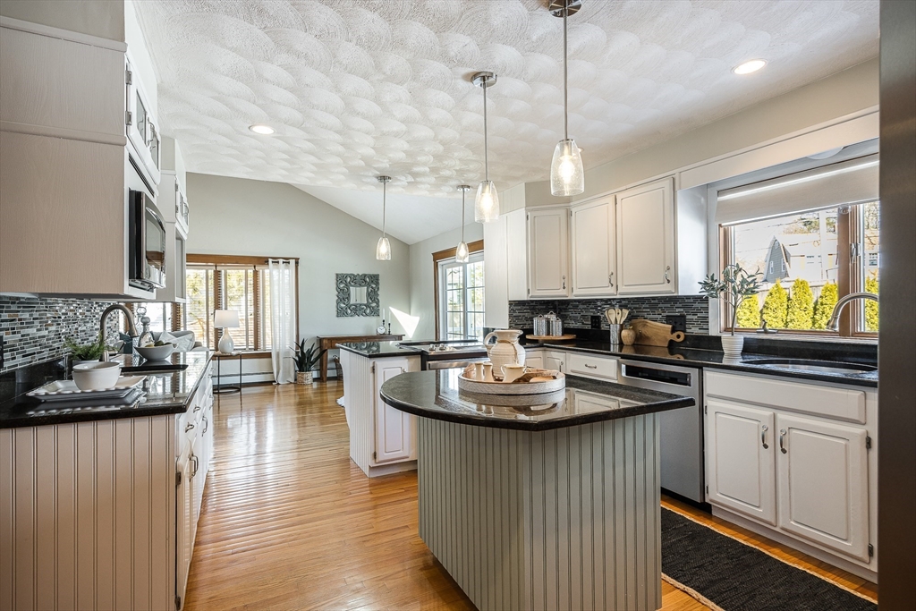 89 Grand Street Reading, MA 01867 - Photo 7 of 42