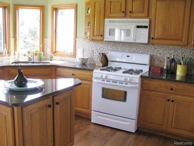 74772 Judges Court Romeo, MI 48065 - Photo 9 of 25 Judges #9 Kitchen.jpg