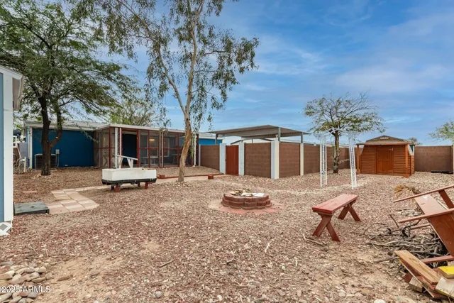 a view of a house with backyard