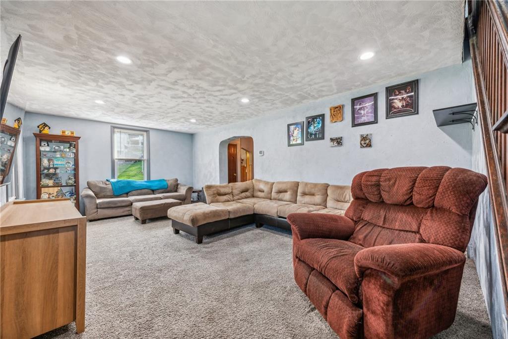 560 Harding Street Irwin, PA 15642 - Photo 3 of 37 Gallery Image 3
