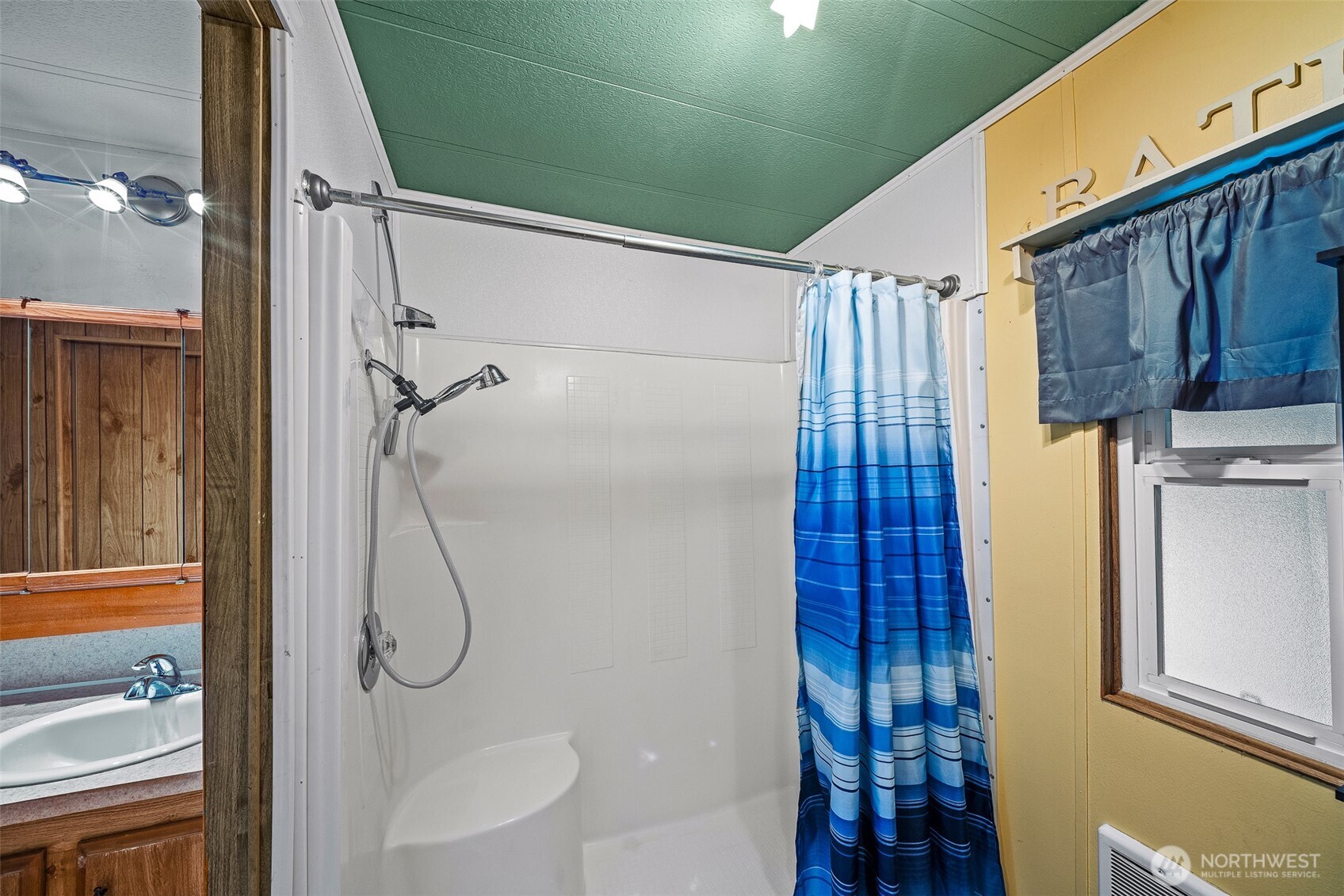 930 Trosper Road Southwest, Unit 43 Tumwater, WA 98512 - Photo 16 of 26 a bathroom with a shower
