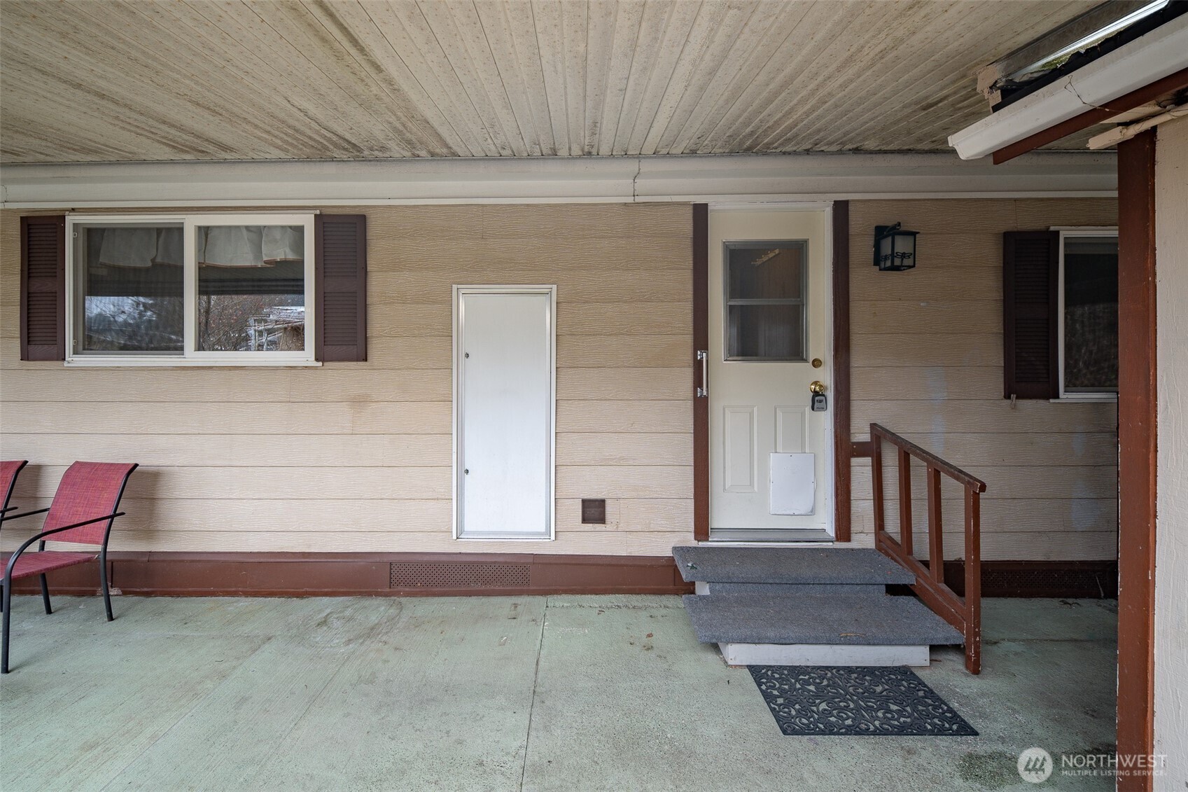 930 Trosper Road Southwest, Unit 43 Tumwater, WA 98512 - Photo 20 of 26 a view of front door of house with an outdoor seating