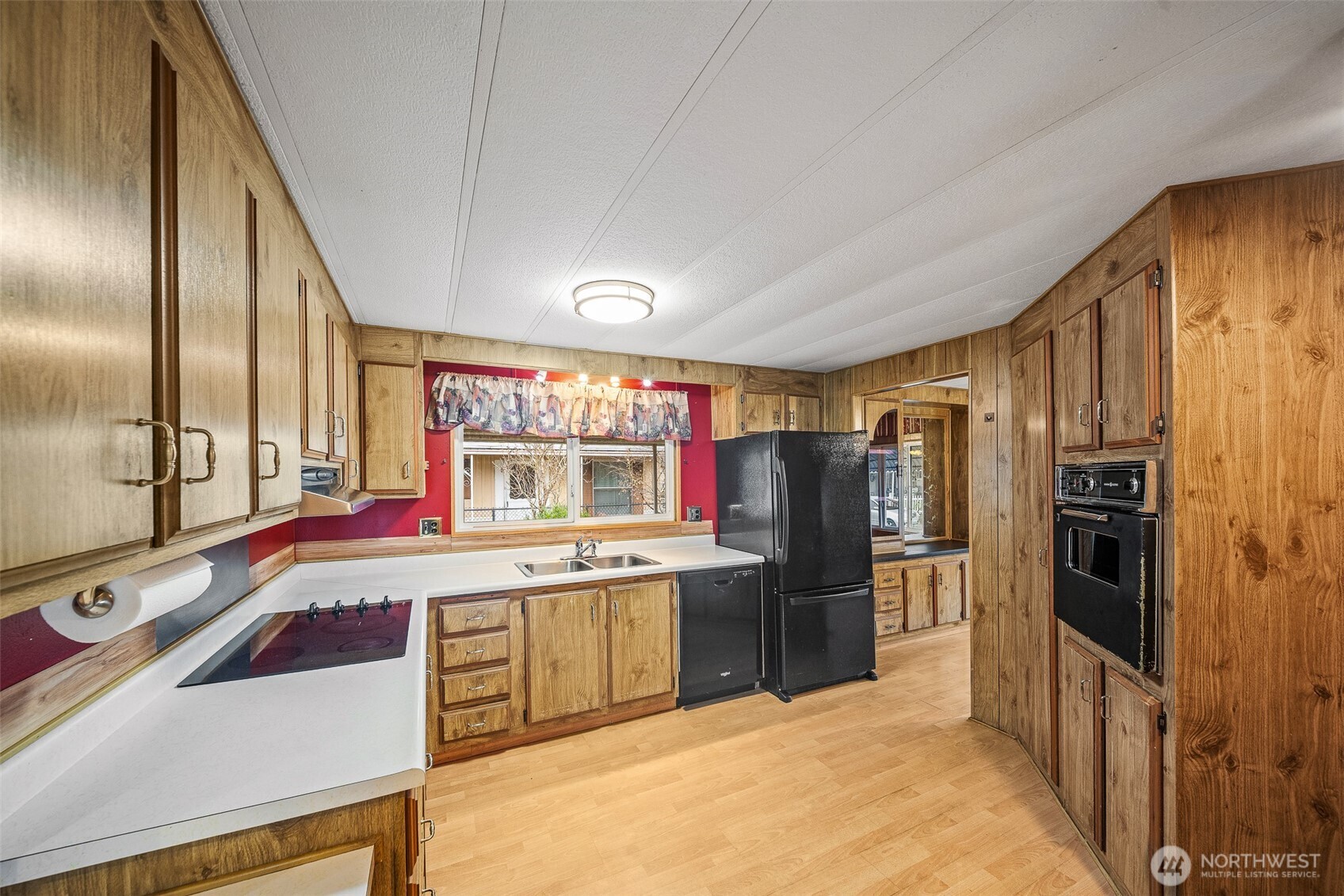 930 Trosper Road Southwest, Unit 43 Tumwater, WA 98512 - Photo 8 of 26 a kitchen with stainless steel appliances a refrigerator and a stove