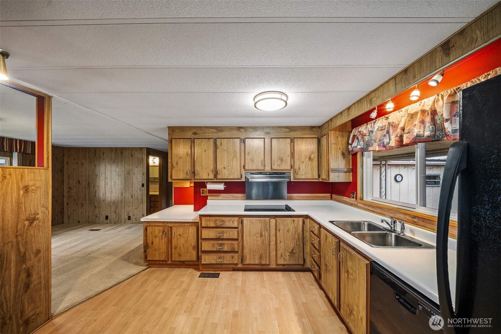 930 Trosper Road Southwest, Unit 43 Tumwater, WA 98512 - Photo 9 of 26 a kitchen with a sink stove and refrigerator