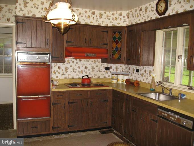 212 Charmuth Road Lutherville-Timonium, MD 21093 - Photo 4 of 14 Kitchen