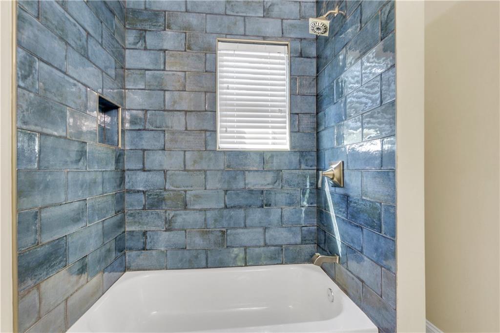 998 Mayson Turner Road Northwest, Unit A Atlanta, GA 30314 - Photo 20 of 26 a bathroom with a bathtub and shower
