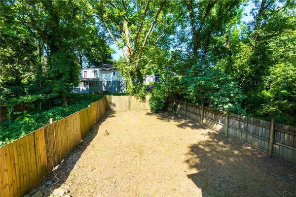 a view of a backyard