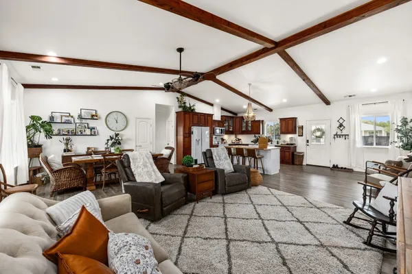 $575,000 | 1884 County Road 218, Weimar, TX 78962