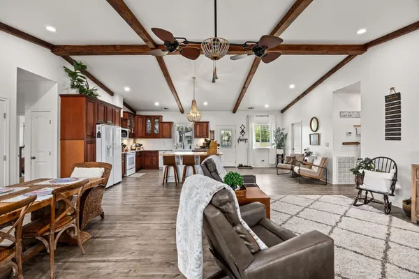 $575,000 | 1884 County Road 218, Weimar, TX 78962