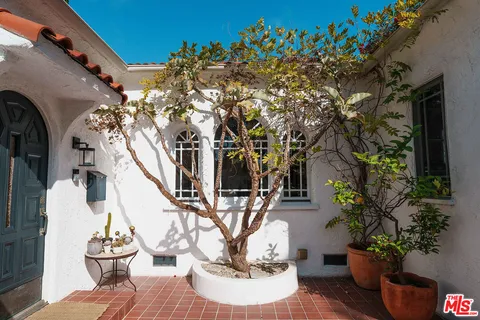 $2,449,000 | 1060 Superba Avenue, Venice, CA 90291