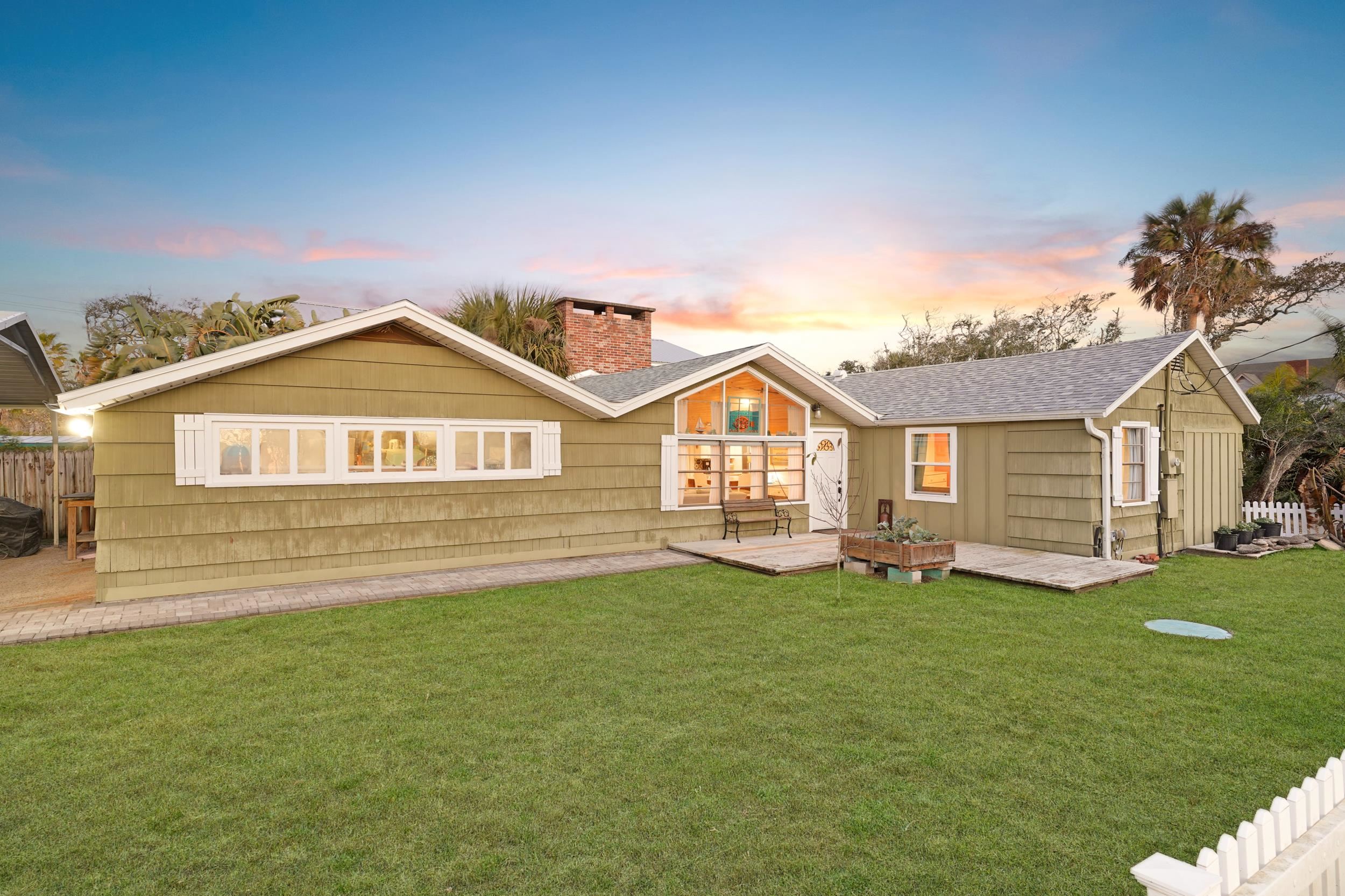a view of a house with a yard