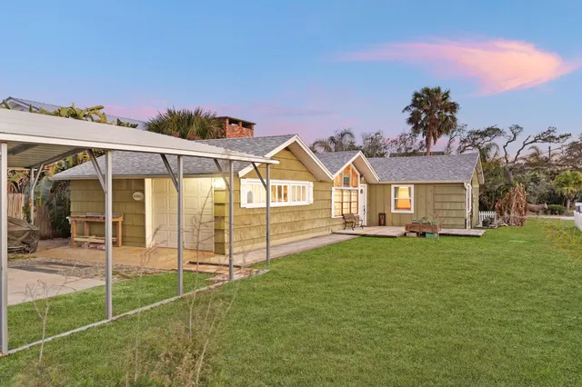 a view of a house with a yard