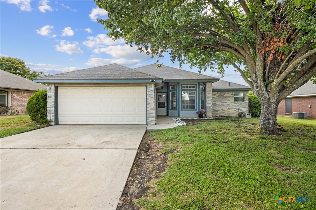 a view of a house with a backyard