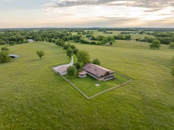 $699,500 | 662 West 6th Street, Schell City, MO 64783