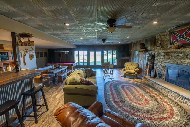 $699,500 | 662 West 6th Street, Schell City, MO 64783