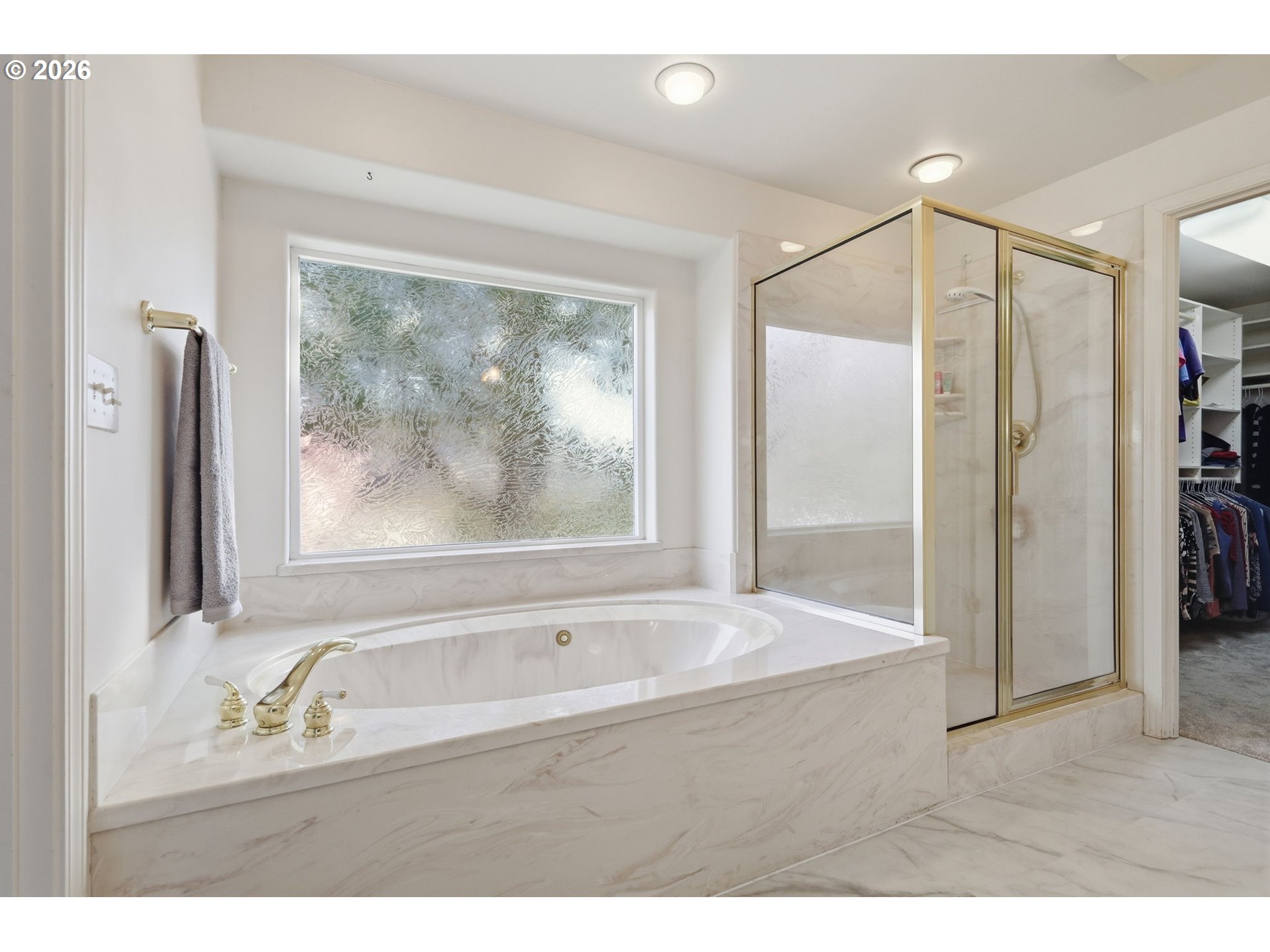 3379 South Lambert Street Eugene, OR 97405 - Photo 23 of 44 a bathroom with a tub a sink and glass door