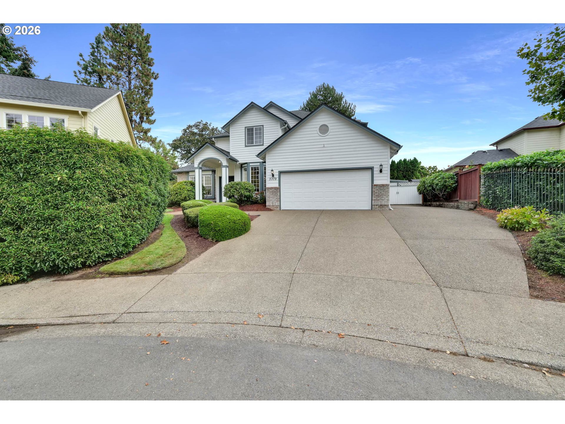 3379 South Lambert Street Eugene, OR 97405 - Photo 3 of 44 a front view of a house with garden