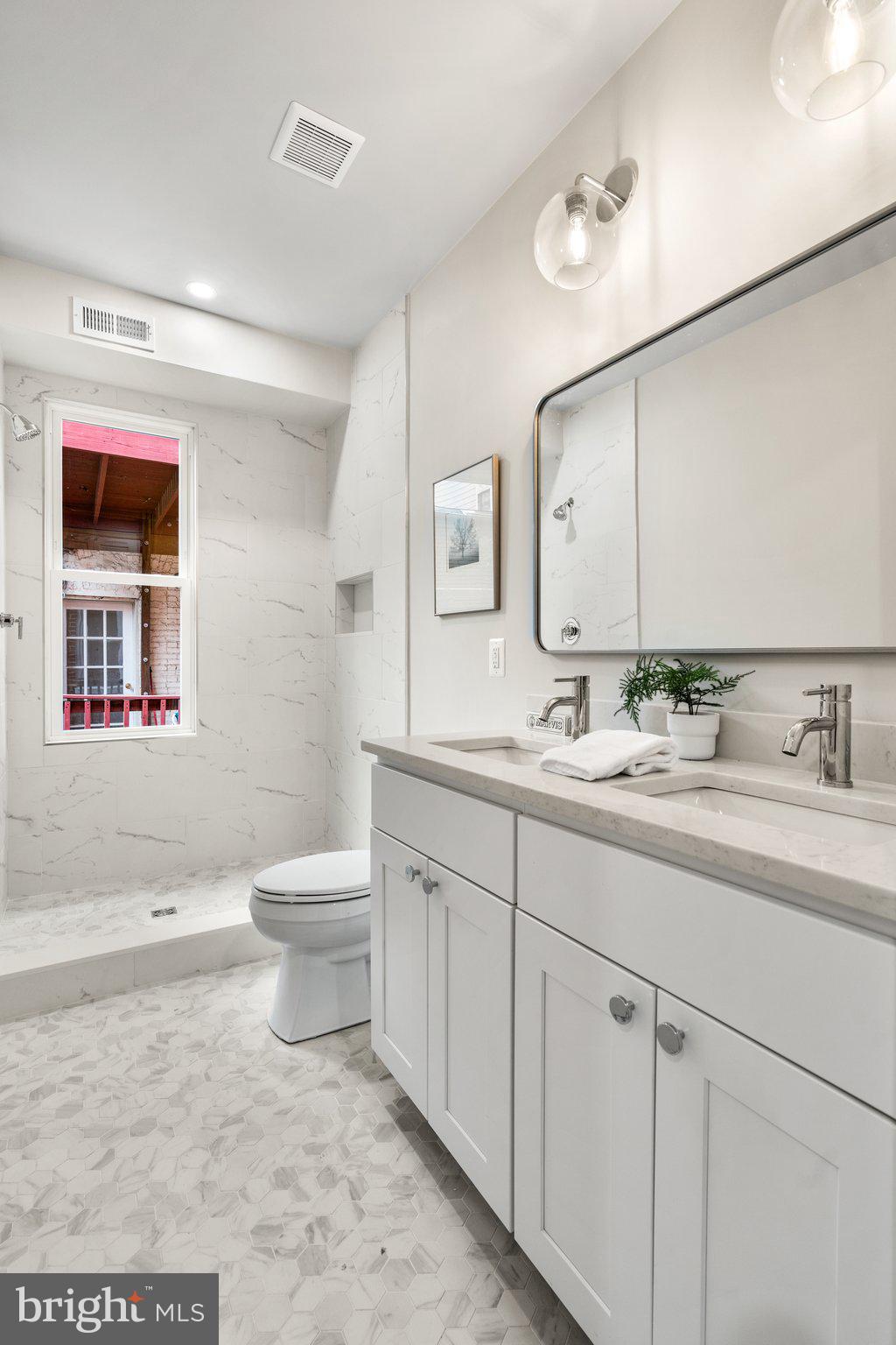 809 G Street Northeast Washington, DC 20002 - Photo 24 of 39 Front owners' bath