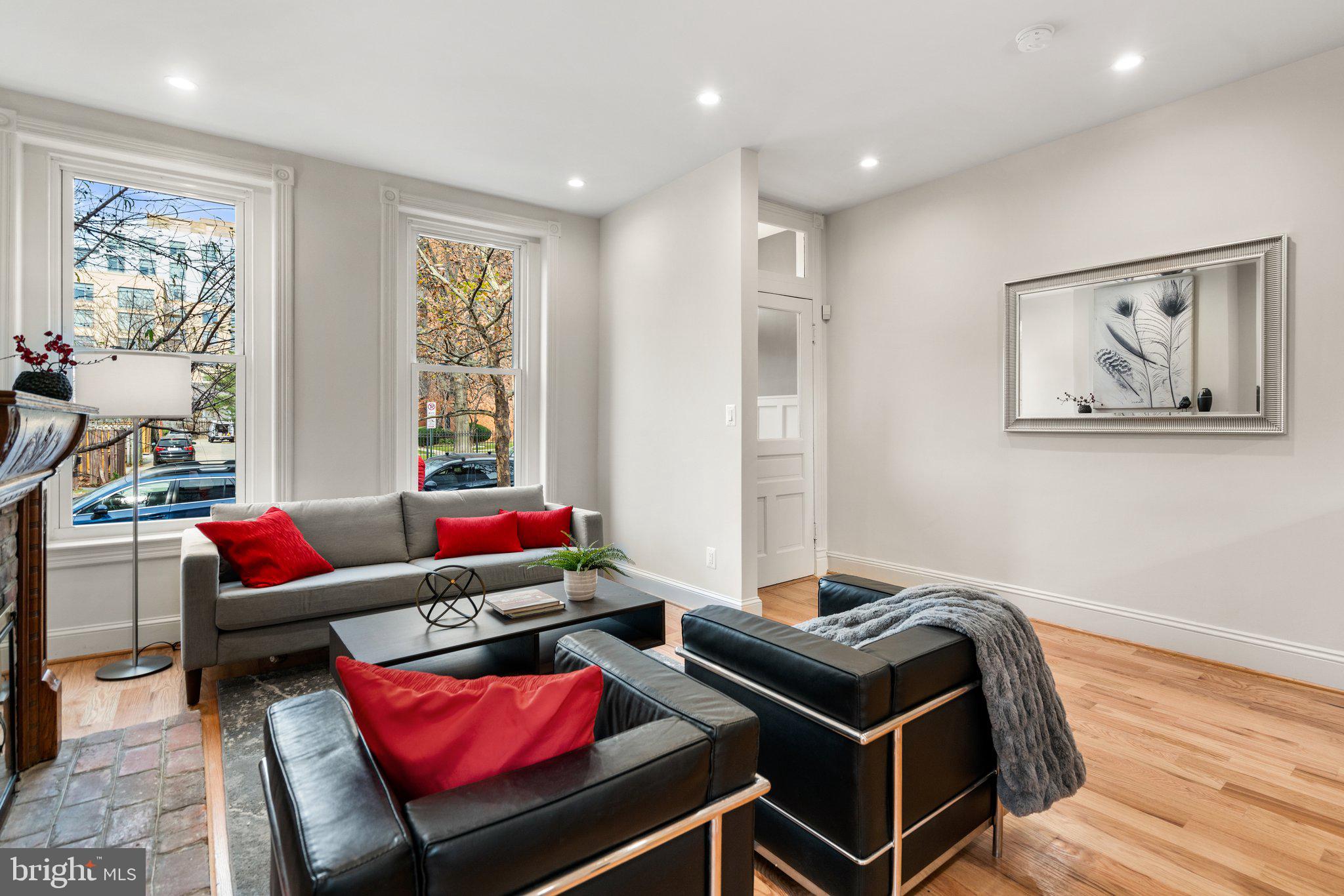 809 G Street Northeast Washington, DC 20002 - Photo 5 of 39 Living Room + Foyer