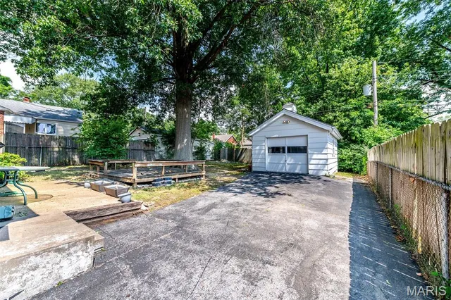 $1,400 | 3456 Lindscott Avenue, St. Louis, MO 63114