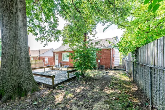 $1,400 | 3456 Lindscott Avenue, St. Louis, MO 63114