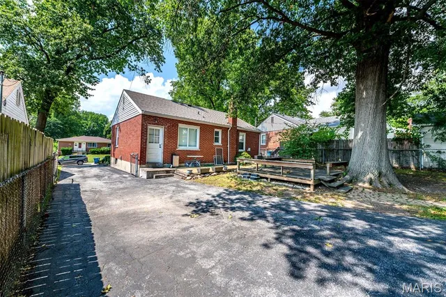 $1,400 | 3456 Lindscott Avenue, St. Louis, MO 63114