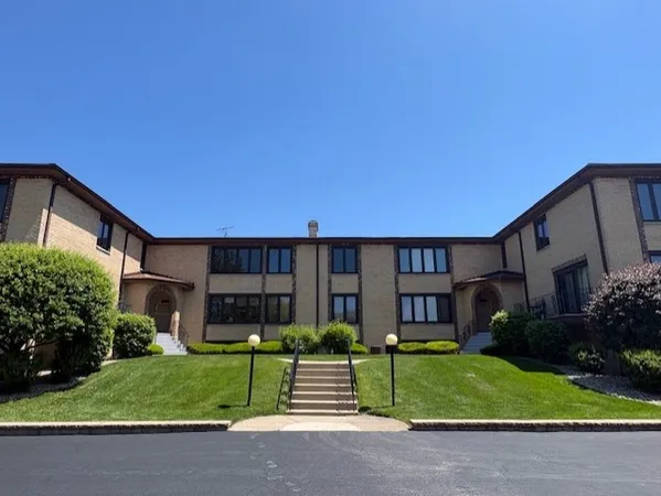 $200,000 | 10355 Parkside Avenue, Unit 4, Oak Lawn, IL 60453