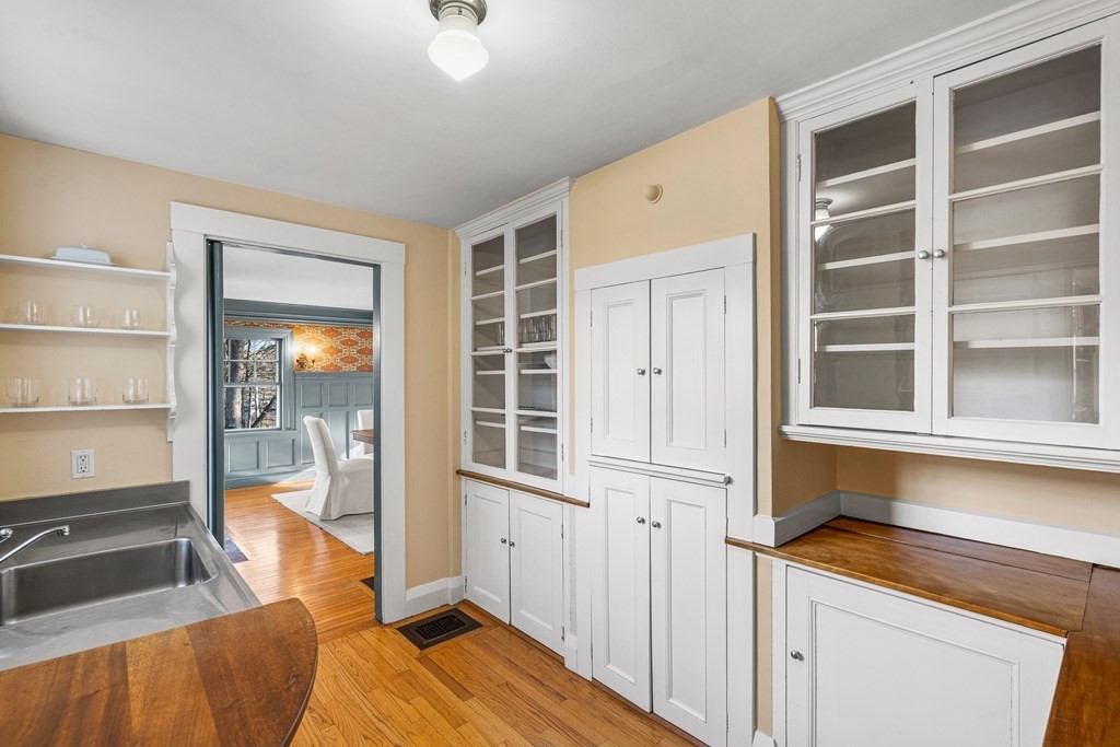 22 Conant Road Weston, MA 02493 - Photo 11 of 27