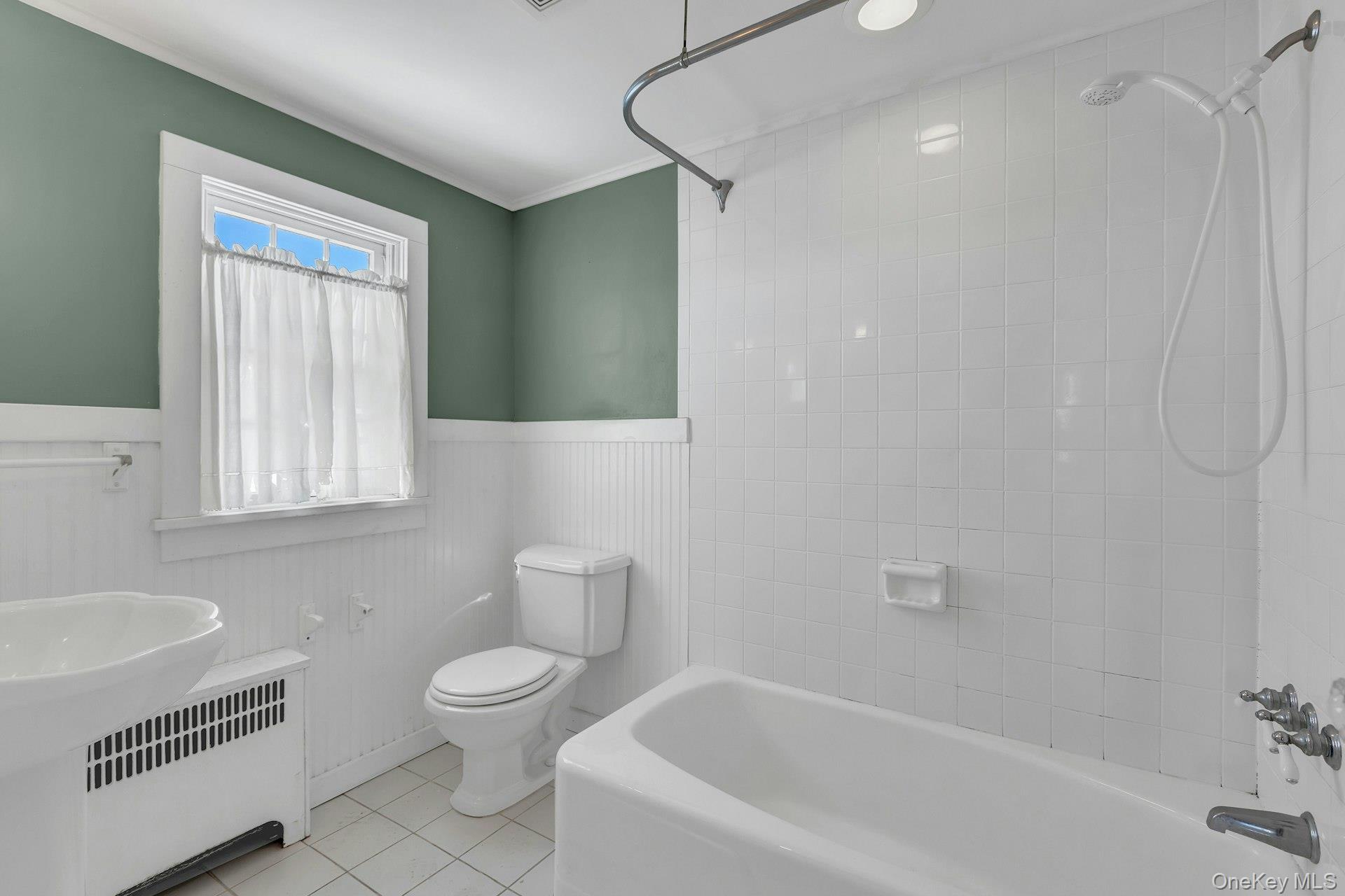 463 South 3rd Street Lindenhurst, NY 11757 - Photo 18 of 24 a bathroom with a toilet a sink and bathtub