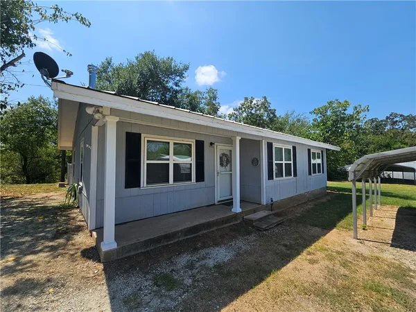a view of a house with backyard
