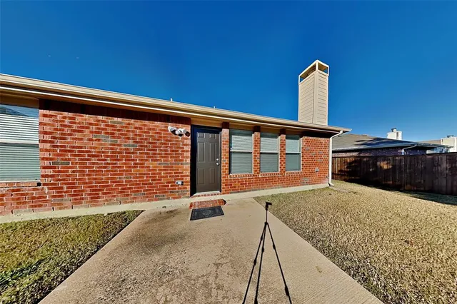 a view of backyard with roof